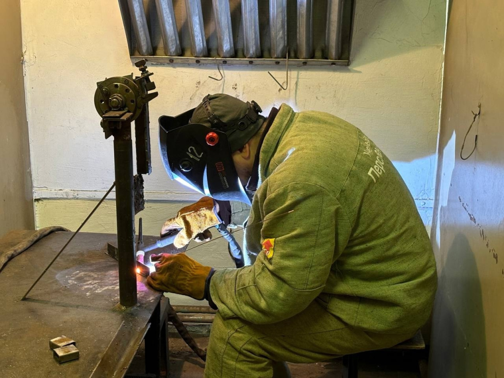 сварщик за работой